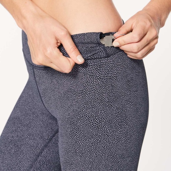 Lululemon Wunder Under Crop (Hi-Rise) (Full-On Luxtreme 21") - Picture 4 of 10